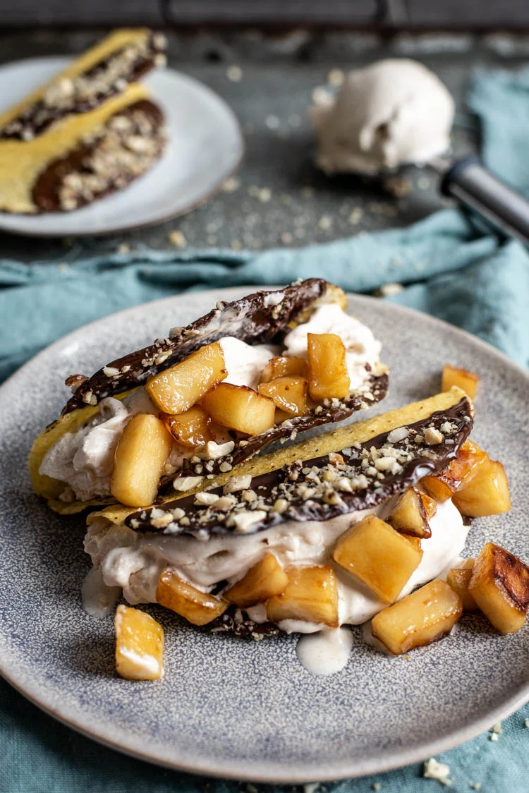 Zelfgemaakt kaneelijs 1 Desserttaco's met kaneelijs en gekarameliseerde appel