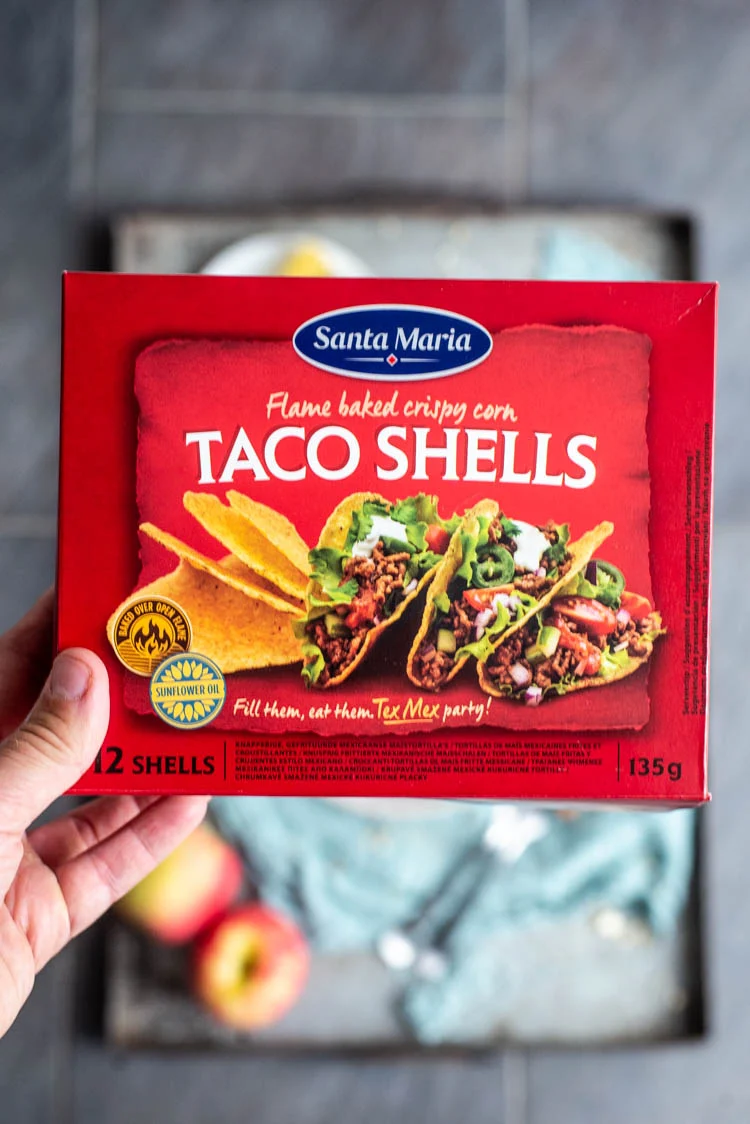 Mexicaans toetje met kaneelijs, taco's en gekarameliseerde appel. 3 Desserttaco's met kaneelijs en gekarameliseerde appel