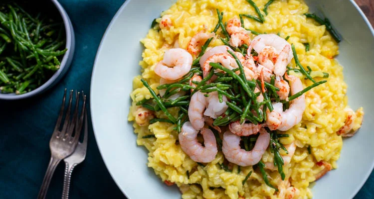 Saffraanrisotto met garnalen en zeekraal