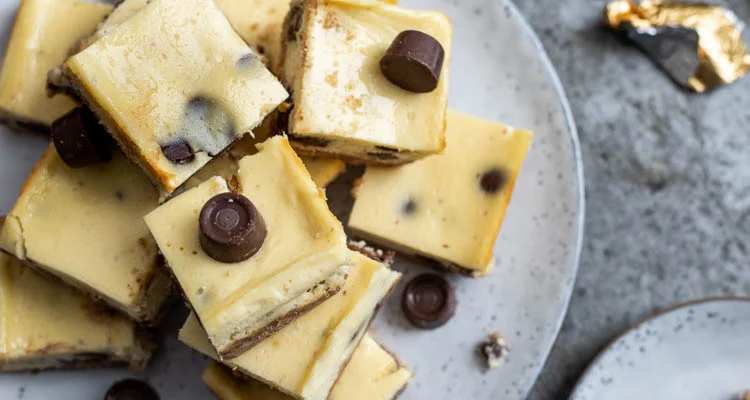 Chocolate-chip & Rolo cheesecakebars 21 Chocolate-chip & Rolo Cheesecakebars
