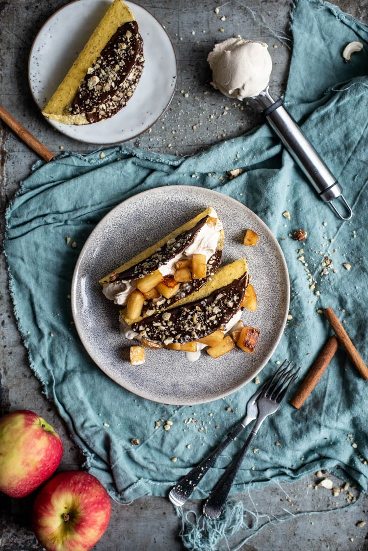 Mexicaans toetje met kaneelijs, taco's en gekarameliseerde appel. 1 mexicaans toetje met kaneelijs
