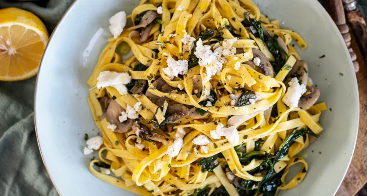 Koken voor €2,50: pasta met spinazie, geitenkaas en champignons 1 budget pasta dirk feat