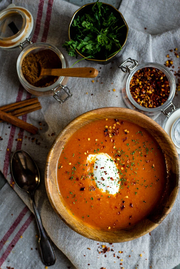 Geroosterde pompoensoep met pumpkin spice en gepofte knoflook 1 Geroosterde pompoensoep met pumpkin spice