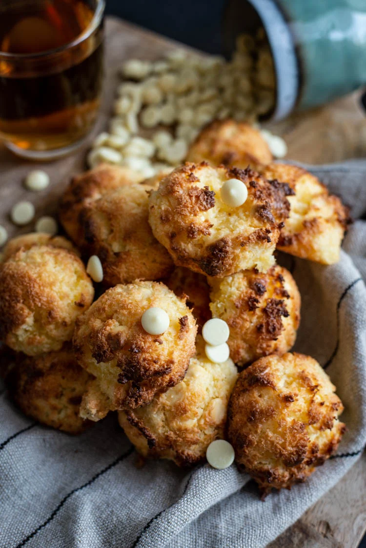 Kokosbollen met witte chocolade uit de Koekjesbijbel 2 Kokosbollen met witte chocolade