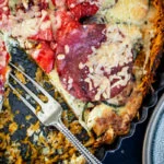 Quiche van zoete aardappel met gegrilde groenten