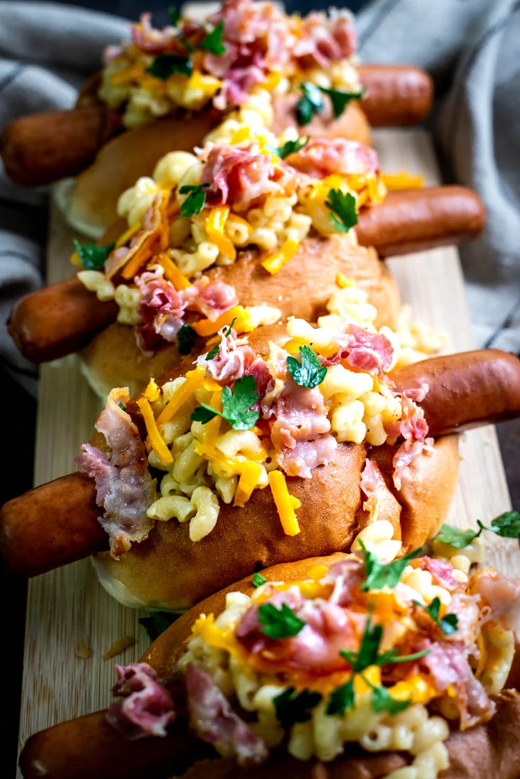 Fastfood Friday: Mac & Cheese hotdogs met bacon 2 Mac & Cheese hotdogs