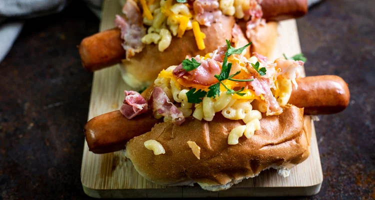 Fastfood Friday: Mac & Cheese hotdogs met bacon 4 Mac & Cheese hotdogs