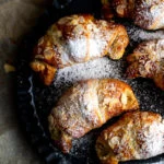 Amandel-speculaascroissantjes met amandelspijs