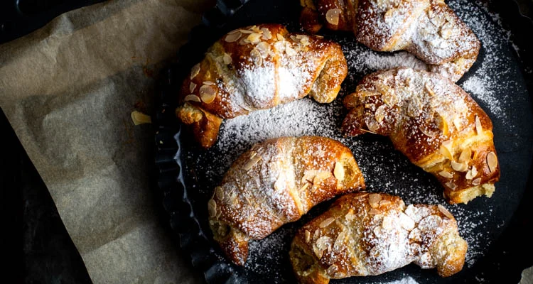 Amandel-speculaascroissantjes met amandelspijs 24 Amandel-speculaascroissantjes met amandelspijs