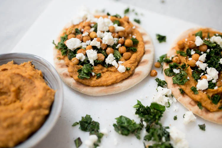 Pita Pizza's met Zoete Aardappel Hummus, Gebakken Boerenkool en Feta 3 PitaPizzasmetHummusBoerenkoolFeta 2