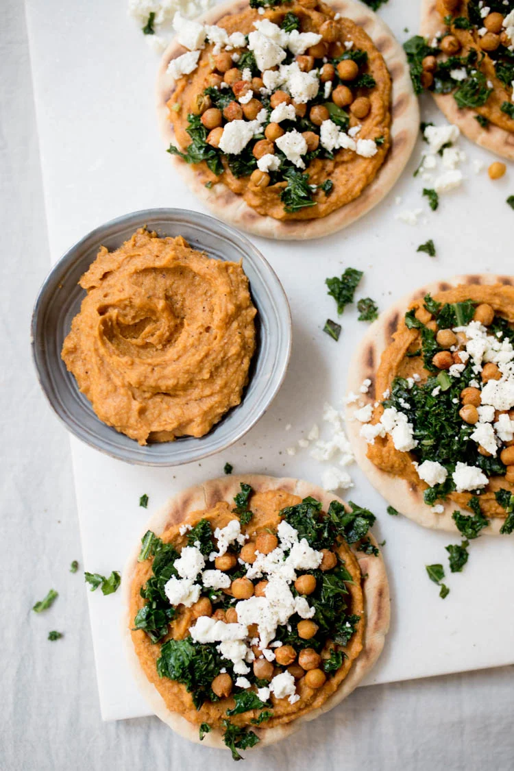 Pita Pizza's met Zoete Aardappel Hummus, Gebakken Boerenkool en Feta 1 PitaPizzasmetHummusBoerenkoolFeta