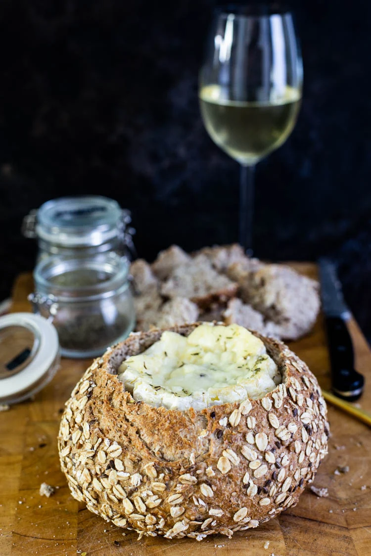 Fastfood Friday: Camembert in brood met tijm en rozemarijn 1 Camembert in brood