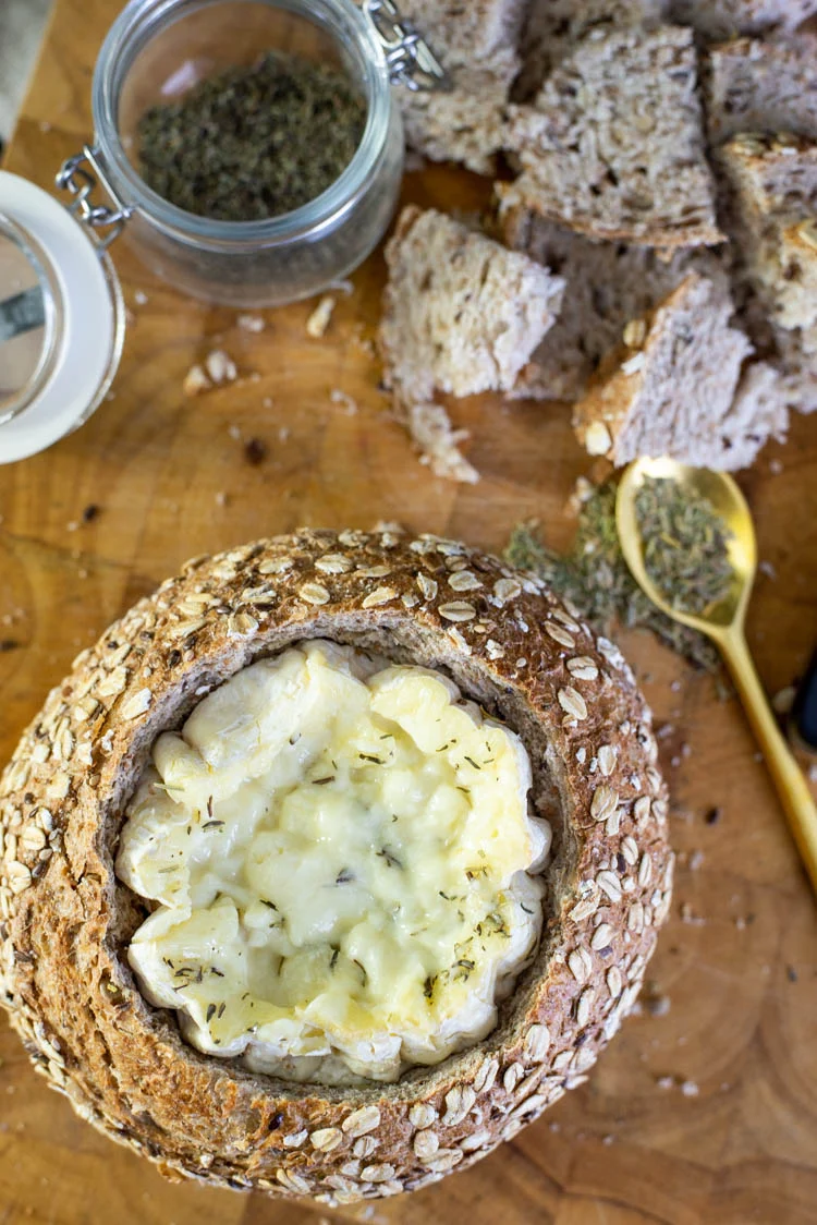 Fastfood Friday: Camembert in brood met tijm en rozemarijn 2 Camembert in brood
