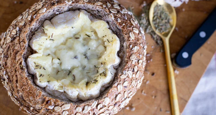 Fastfood Friday: Camembert in brood met tijm en rozemarijn 4 Camembert in brood