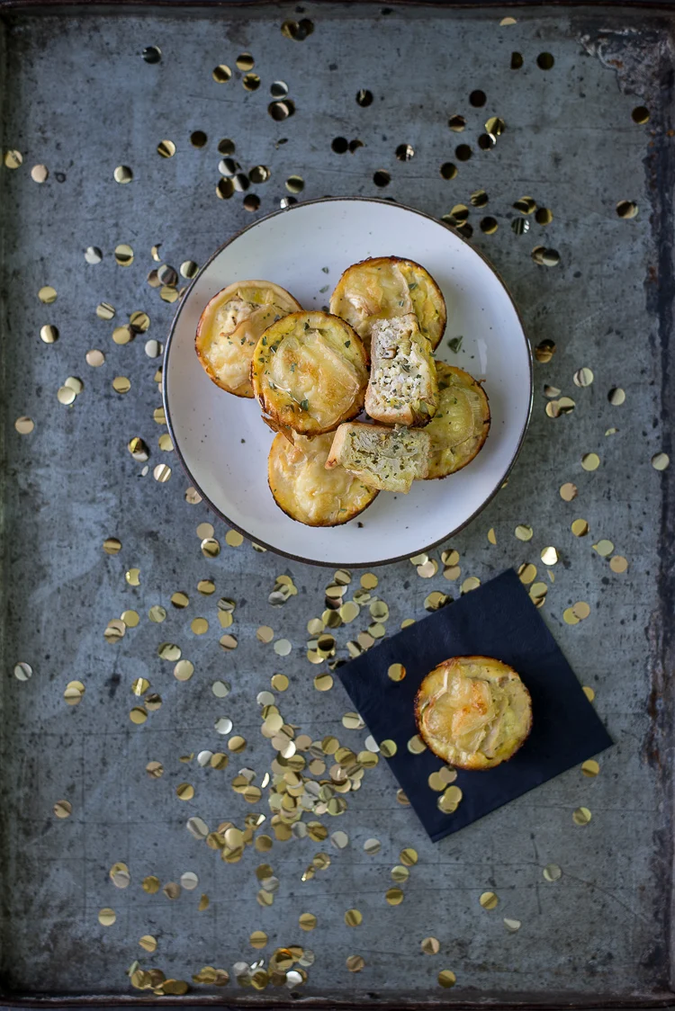 Mini kiptaartjes met brie 2 Mini kiptaartjes met brie