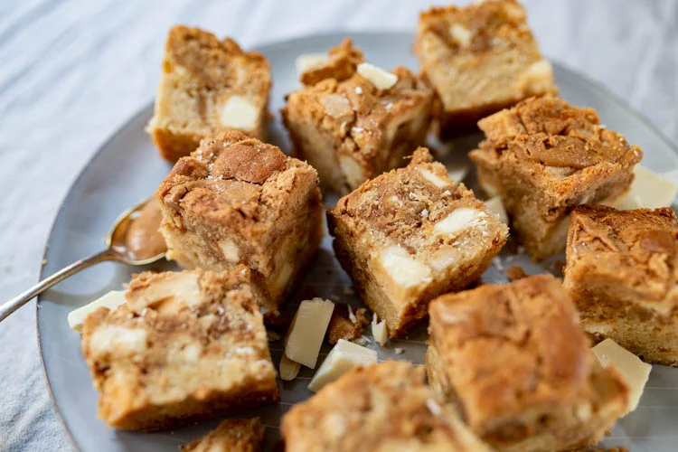Pindakaas Blondies met Witte Chocolade Chunks 14 PindakaasBlondies FI