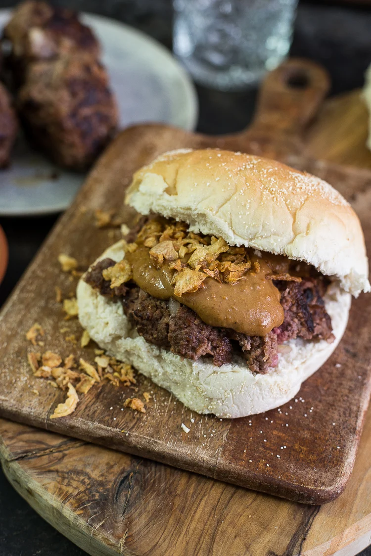 Fastfood Friday: Broodje bal met pindasaus 1 Broodje bal met pindasaus
