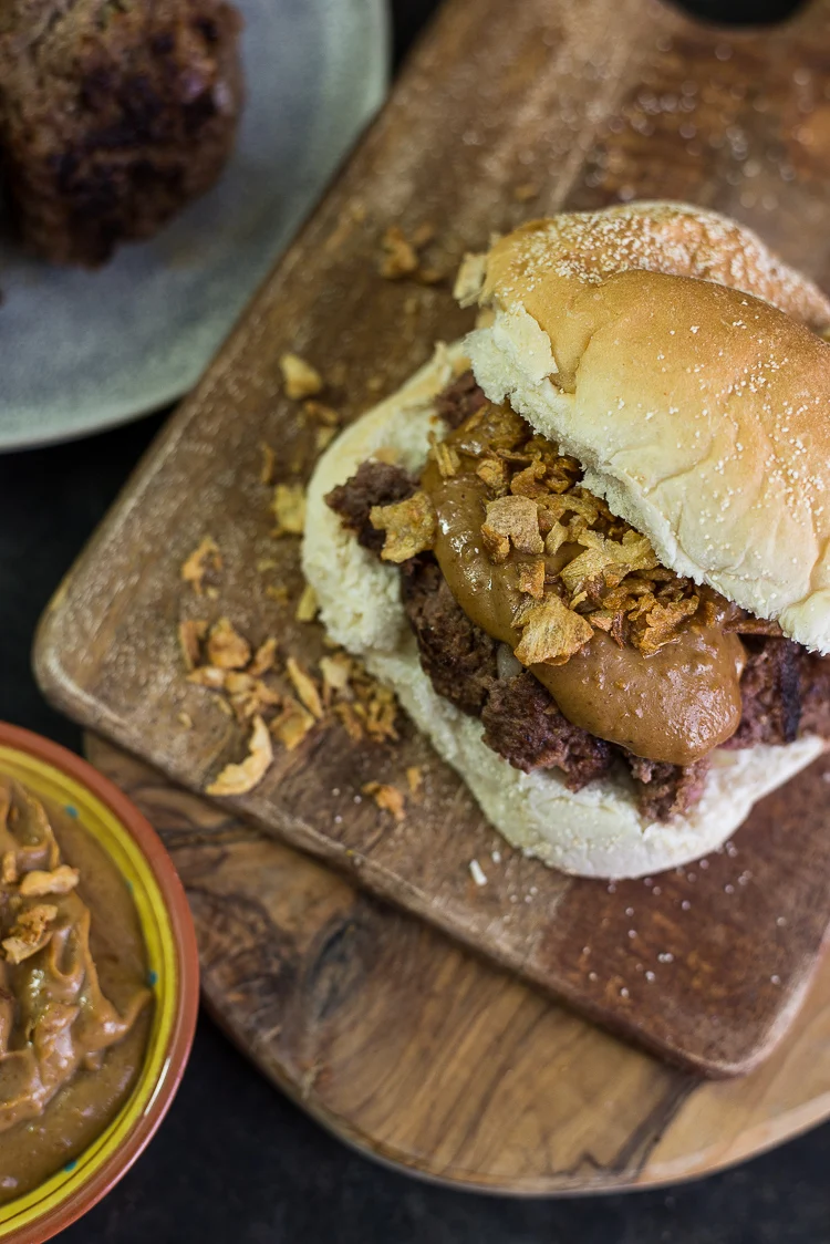 Fastfood Friday: Broodje bal met pindasaus 2 Broodje bal met pindasaus