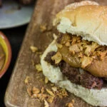 Broodje bal met pindasaus