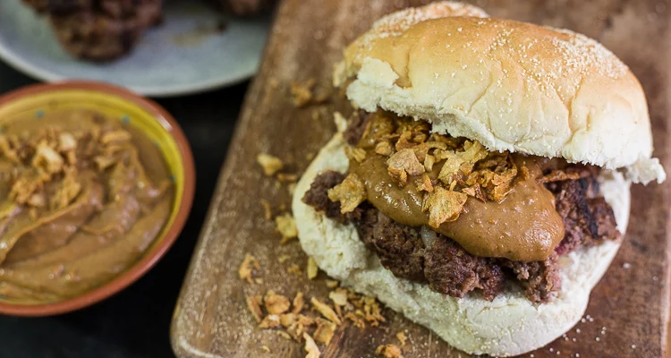 Fastfood Friday: Broodje bal met pindasaus 14 Broodje bal met pindasaus