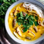 Gele currysoep met rijstnoedels