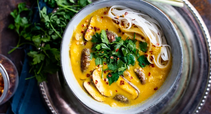 Gele curry & bloemkoolsoep met rijstnoedels 11 Gele currysoep met rijstnoedels