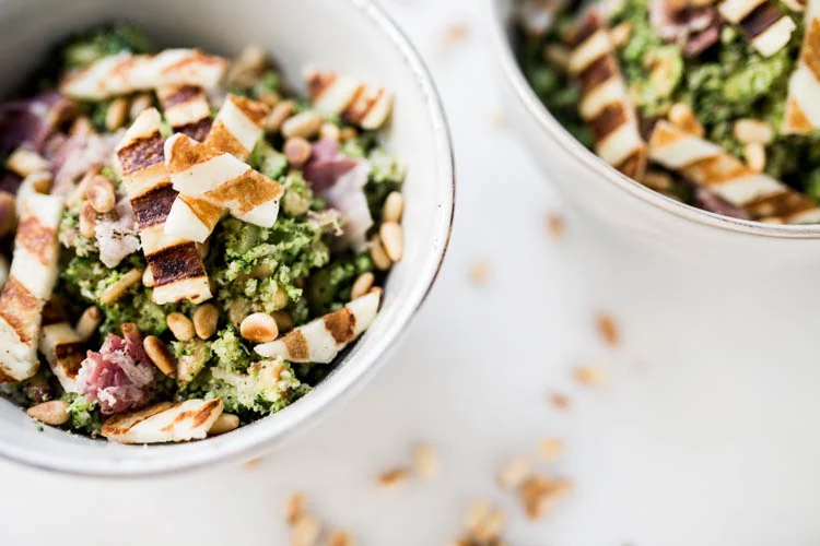 Broccoli-couscous met pancetta en gegrilde halloumi 2 BroccoliCousCousmetPancetta FI