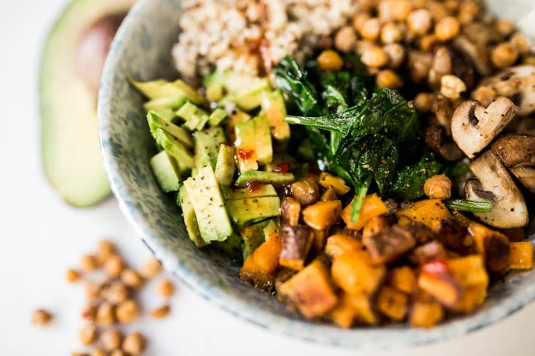 Buddhabowl met gebakken spinazie en misodressing 2 BuddhaBowlSpinazieMiso FI
