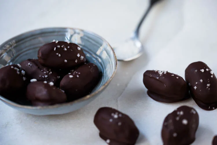 Medjool Dadels met Pure Chocolade en Zeezout 8 DadelsChocoZeezout 2 FI