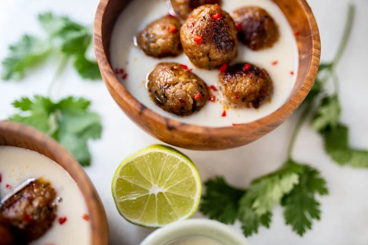 Pittige Thaise gehaktballetjes in kokos-limoensaus 6 PittigeThaiseGehaktballetjes FI