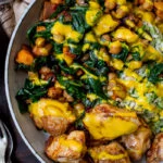 Buddhabowl met gekruide kip, spinazie en rozenharissa