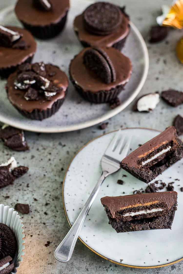 Fastfood Friday: Chocoladefudgetaartjes met pindakaas & Oreo's 2 Chocoladefudgetaartjes met pindakaas & Oreo