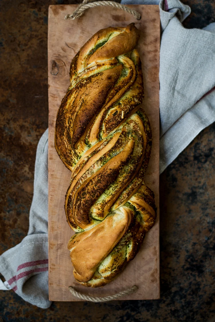 Gevlochten pesto-parmezaanbrood 1 Gevlochten pesto-parmezaanbrood