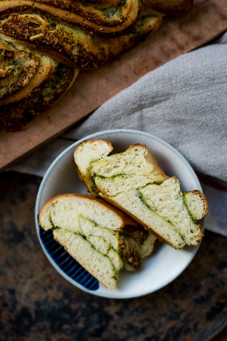 Gevlochten pesto-parmezaanbrood 2 Gevlochten pesto-parmezaanbrood
