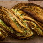 Gevlochten pesto-parmezaanbrood