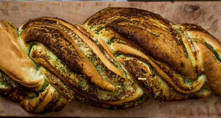 Gevlochten pesto-parmezaanbrood 8 Gevlochten pesto-parmezaanbrood