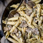 One pot champignon-roompasta met pesto