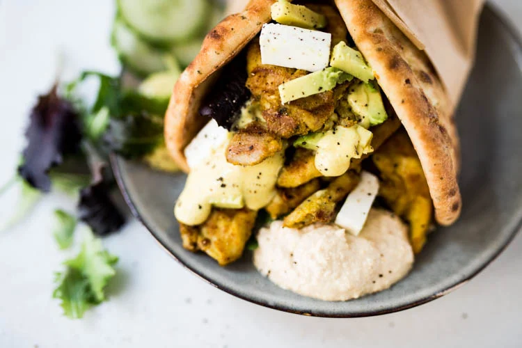 Naanwraps met gegrilde kerriekip en hummus 3 NaanWrap met Gegrilde KerrieKip FI
