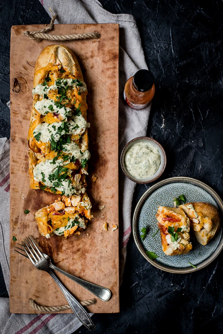 Fastfood Friday: Met Buffalo Chicken gevuld stokbrood 1 Met buffalo chicken gevuld stokbrood