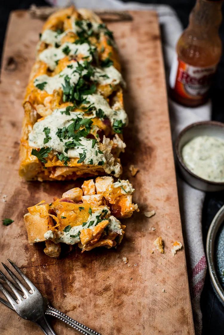 Fastfood Friday: Met Buffalo Chicken gevuld stokbrood 2 Met buffalo chicken gevuld stokbrood