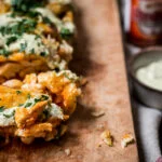 Met buffalo chicken gevuld stokbrood