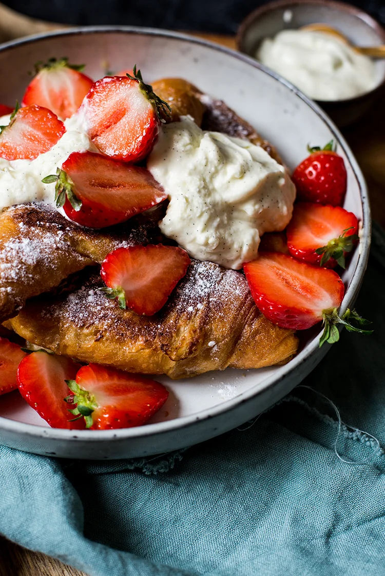 Fastfood Friday: Wentelteefjes van croissants met vanilleroom en aardbeien 2 Wentelteefjes van croissants met vanilleroom en verse aardbeien