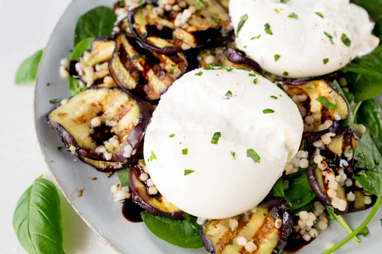 Gegrilde aubergine met parelcouscous en burrata 3 AubergineBurrata FI 2