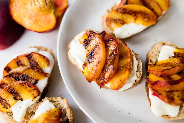 Crostini's met buffelmozzarella en gegrilde perzik 3 CrostinisBuffelmozzarellaPerzik FI 2