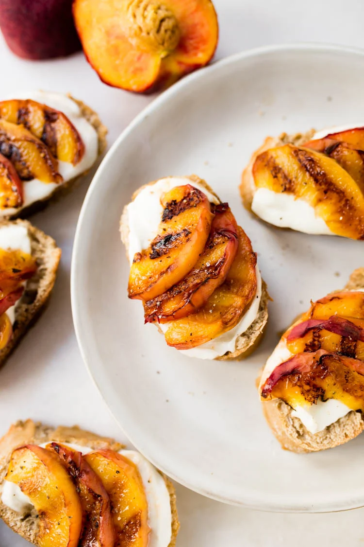 Crostini's met buffelmozzarella en gegrilde perzik 1 CrostinisBuffelmozzarellaPerzik ST 2