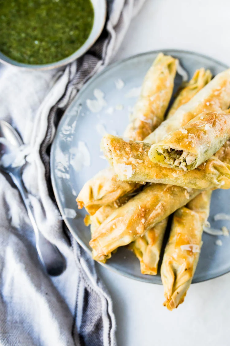 Filodeegrolletjes met kipgehakt en pesto 1 Filodeegrolletjes met Kipgehakt en Pesto ST