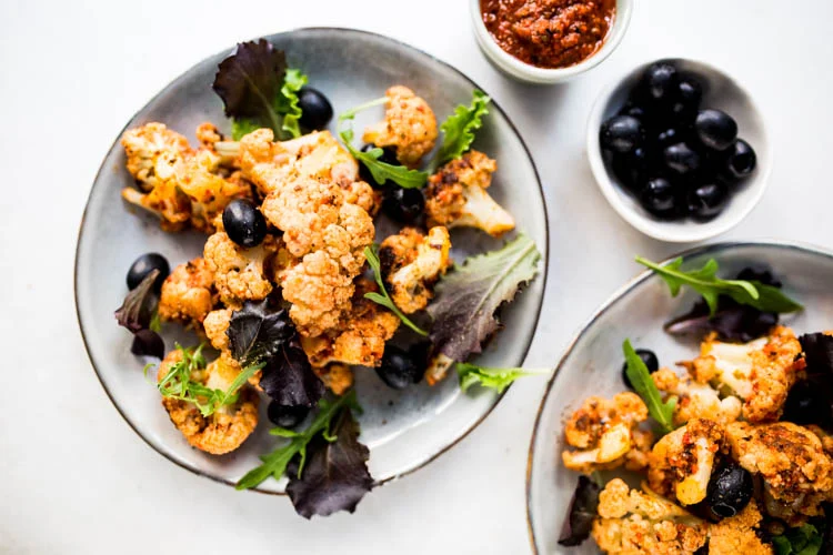 Gebakken bloemkool met paprika-tapenade 24 GebakkenBloemkoolmetPaprikaTapenade FI