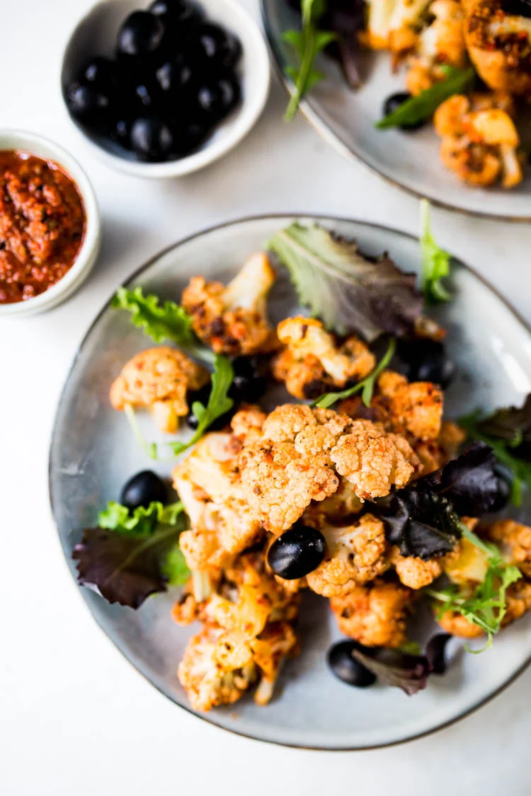 Gebakken bloemkool met paprika-tapenade 1 GebakkenBloemkoolmetPaprikaTapenade ST