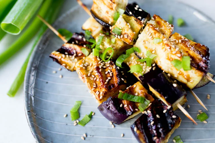 Auberginespiesjes met honing en miso 3 GegrildeMisoAubergine FI