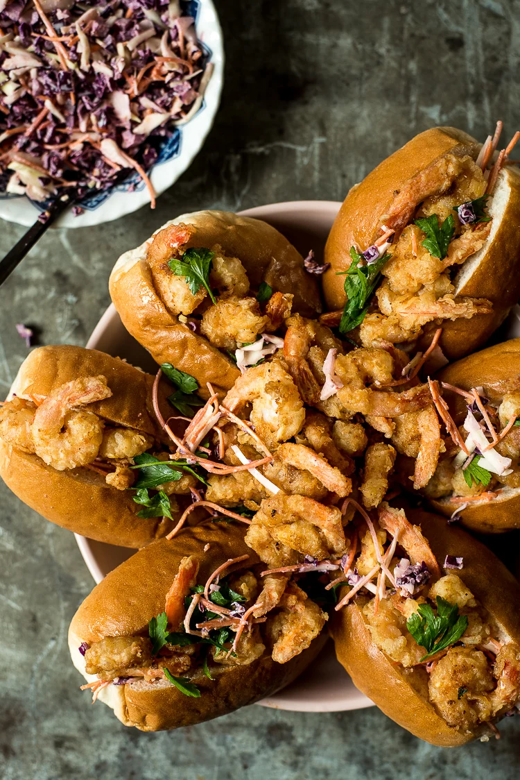Fastfood Friday: Popcorn shrimp sandwiches met sriracha-coleslaw 1 Popcorn shrimp sandwiches met sriracha-coleslaw